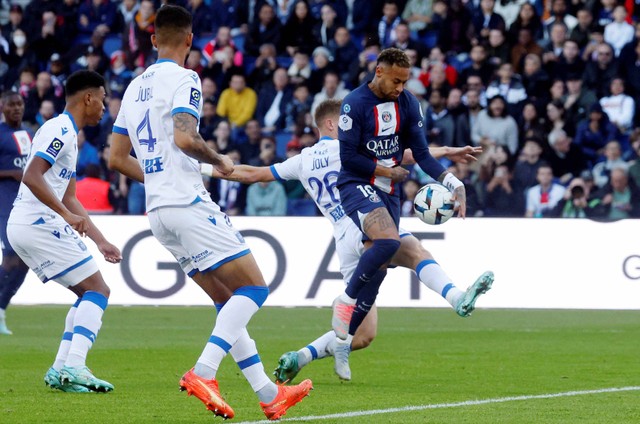 Neymar dari Paris St Germain tampak memegang bola sebelum Paris St Germain mencetak gol pertama mereka di Parc des Princes, Paris, Prancis. Foto: Gonzalo Fuentes/Reuters