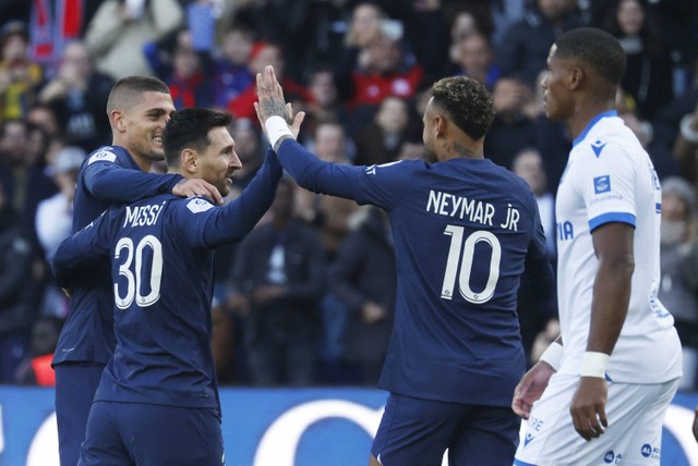 Lionel Messi dari Paris St Germain merayakan gol pertama mereka bersama Neymar dan Marco Verratti di Parc des Princes, Paris, Prancis. Foto: Gonzalo Fuentes/Reuters