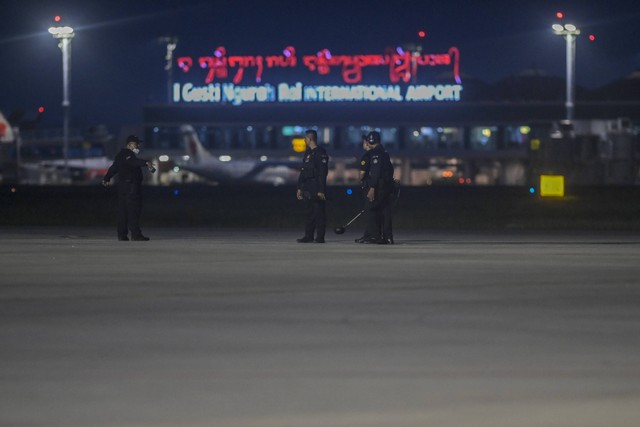 Petugas melakukan sterilisasi kawasan bandara menjelang kedatangan tamu negara di terminal VVIP I Bandara I Gusti Ngurah Rai Bali, Minggu (13/11/2022). Foto: Galih Pradipta/Antara Foto