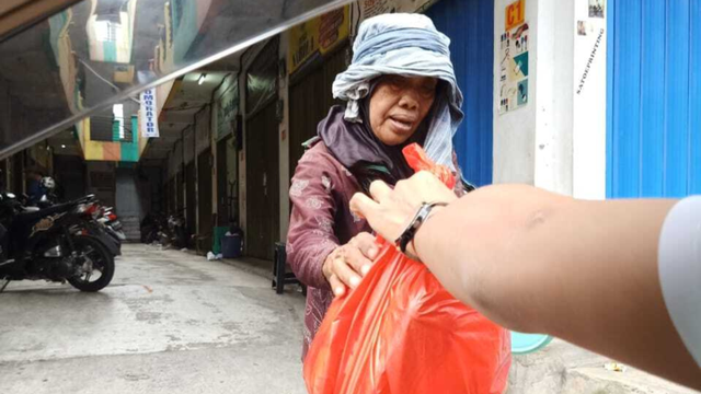 Ibu dapat memiliki peran ganda sebagai ibu rumah tangga dan pencari nafkah Sumber : Dokumentasi Pribadi