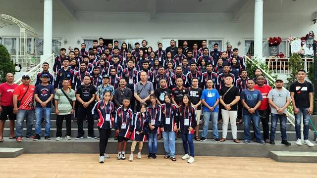 Foto bersama kontingen Kabupaten Sitaro yang akan mengikuti Porprov ke-XI 2022 dengan anggota DPRD Provinsi Sulawesi Utara Dr Toni Supit SE MM.
