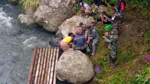 Ritual adat Toraja di sungai digelar untuk bantu cari Anggota TNI yang hanyut tenggelam di Sungai Maitingdi, Kecamatan Rindingallo, Toraja Utara, Sulawesi Selatan, Minggu (13/11/2022). Foto: Dok. Istimewa