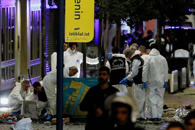 Anggota polisi bekerja di tempat kejadian setelah ledakan di jalan Istiklal pejalan kaki yang sibuk di Istanbul, Turki. Foto: Kemal Aslan /REUTERS