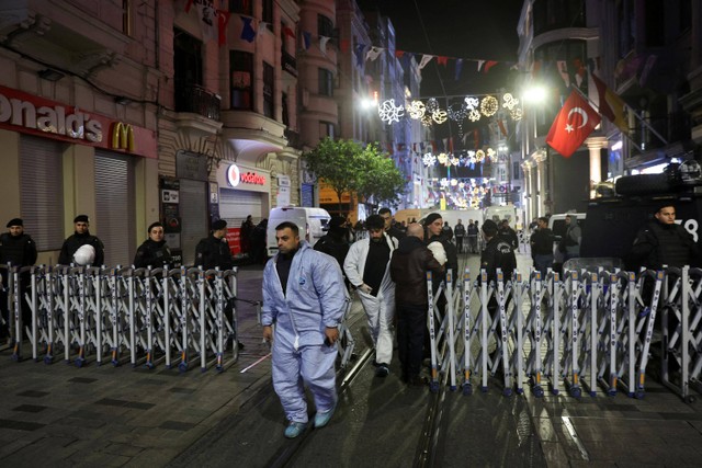 Anggota polisi bekerja di tempat kejadian setelah ledakan di jalan Istiklal pejalan kaki yang sibuk di Istanbul, Turki. Foto: Kemal Aslan /REUTERS