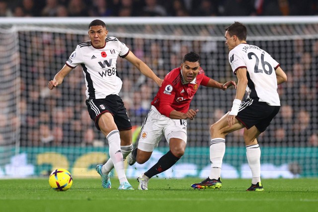 Pemain Manchester United Casemiro berebut bola dengan pemain Fulham pada pertandingan lanjutan Liga Inggris di Craven Cottage, London, Inggris. Foto: David Klein/REUTERS