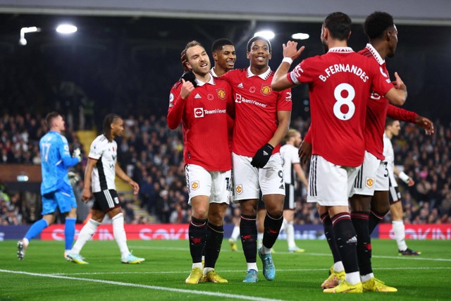 Selebrasi pemain Manchester United Christian Eriksen usai mencetak gol ke gawang Fulham pada pertandingan lanjutan Liga Inggris di Craven Cottage, London, Inggris. Foto: David Klein/REUTERS