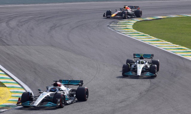 Sejumlah pebalap saat balapan F1 Grand Prix Brasil di Sirkuit Jose Carlos Pace, Sao Paulo, Brasil. Foto: Ricardo Moraes/REUTERS