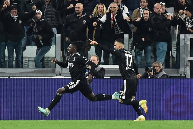 Selebrasi pemain Juventus Moise Kean usai mencetak gol ke gawang Lazio pada pertandingan lanjutan Liga Italia di Allianz Stadium, Turin, Italia. Foto: Massimo Pinca/REUTERS