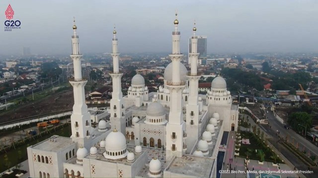 Masjid Raya Sheikh Zayed, Solo.
Foto: Youtube/Sekretariat Presiden