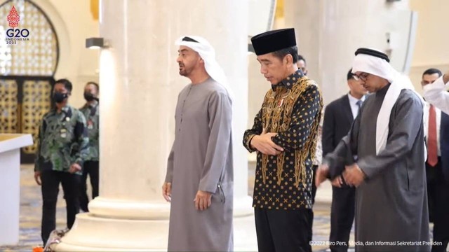 Presiden Joko Widodo bersama Presiden Uni Emirat Arab Mohammed bin Zayed Al Nahyan Salat di Masjid Raya Sheikh Zayed, Solo.
 Foto: Youtube/Sekretariat Presiden
