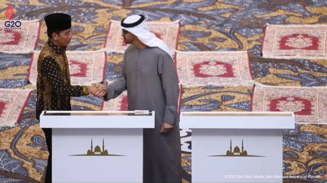 Presiden Joko Widodo bersama Presiden Uni Emirat Arab Mohammed bin Zayed Al Nahyan meresmikan Masjid Raya Sheikh Zayed, Solo.
 Foto: Youtube/Sekretariat Presiden
