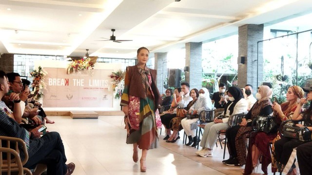 Fashion show 'Capsule Collection Trunk Show' yang digelar Royal Ambarrukmo Yogyakarta. Foto: Maria Wulan/Tugu Jogja