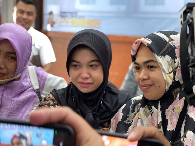 Suasana Sulastri dan Rahima bertemu dalam konfresni pers di Mapolda Malut. Foto: Samsul/cermat