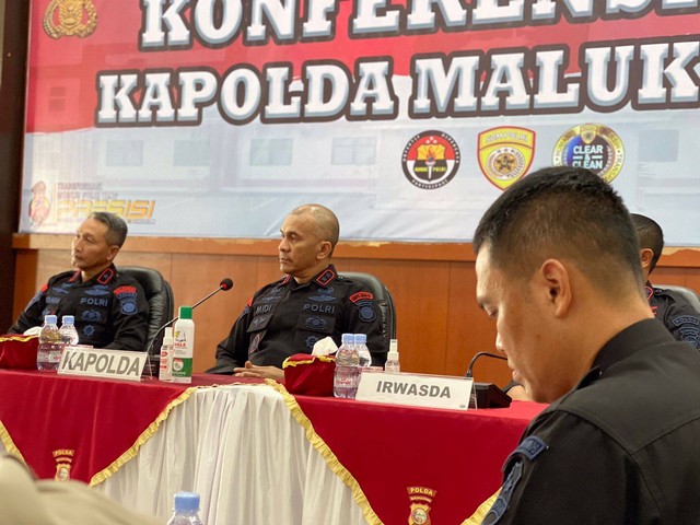 Kapolda Maluku Utara, Irjen Pol. Midi Siswoko, saat memimpin konferensi pers. Foto: Samsul/cermat
