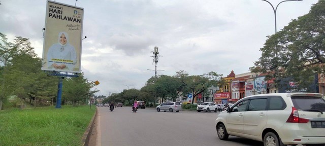 Baliho ucapan selamat hari pahlawan, Wagub Kepri, Marlin Agustina di Jl Raja Haji Fisabilillah, Kelurahan Teluk Tering, Batam Center. (Foto: Batamnews)