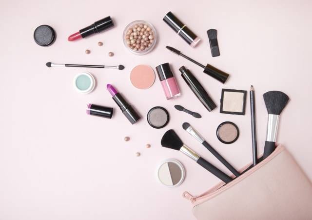 Ilustrasi cek BPOM kosmetik. Foto: Shutterstock