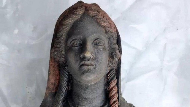 ﻿Sejumlah patung ditemukan terkubur di bawah pemandian kuno di Tuscany