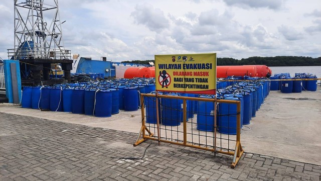 Sejumlah peralatan tengah dipersiapkan di Pelabuhan Panglima Utar Kumai sebelum nantinya dilakukan pengapungan kapal. Foto: IST/InfoPBUN
