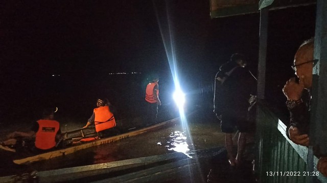Pencarian terhadap korban tenggelam di Sungai Kapuas. Foto: Dok. BPBD Kabupaten Sekadau