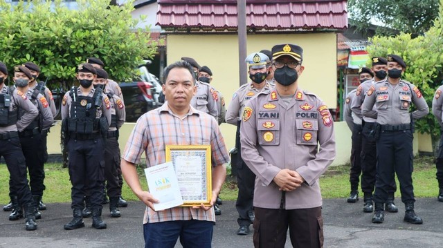 Kapolres Ketapang memberikan penghargaan kepada warga yang menyelamatkan ibu dan anak yang coba bunuh diri. Foto: Dok. Polres Ketapang