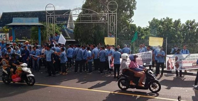 Ratusan karyawan Perusahaan Umum Daerah Ake Gaale Kota Ternate, Maluku Utara, menggelar aksi protes di depan kantornya. Foto: Istimewa