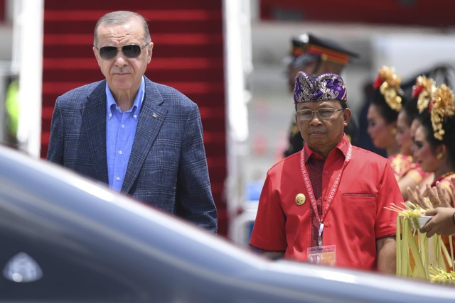 Presiden Turki Recep Tayyip Erdogan (kiri) berjalan bersama Gubernur Bali I Wayan Koster (kanan) saat tiba di Terminal VVIP I Bandara I Gusti Ngurah Rai Bali, Senin (14/11/2022). Foto: M Risyal Hidayat/ANTARA FOTO