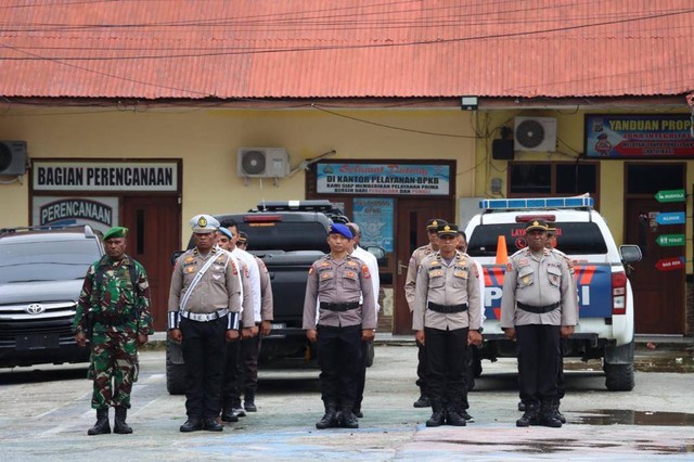 Apel gabungan yang berlangsung di halaman Polres Sorong Selatan