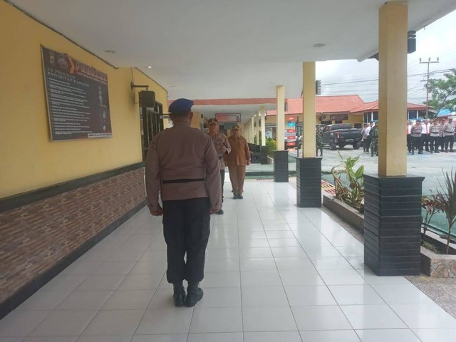 Kapolres Sorong Selatan, AKBP Choiruddin Wachid saat bertindak sebagai inspektur upacara