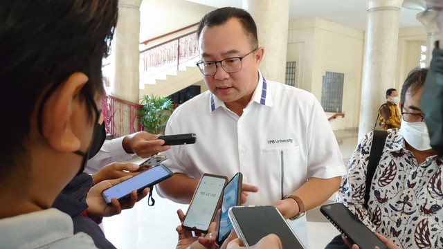 Rektor IPB melayani wawancara wartawan. Foto: Widi Erha Pradana
