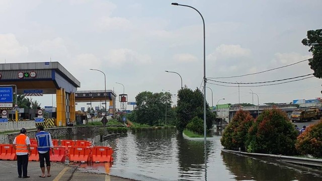 Genangan Di Akses Exit Bitung Jalan Tol Jakarta-Tangerang. Foto: Jasa Marga