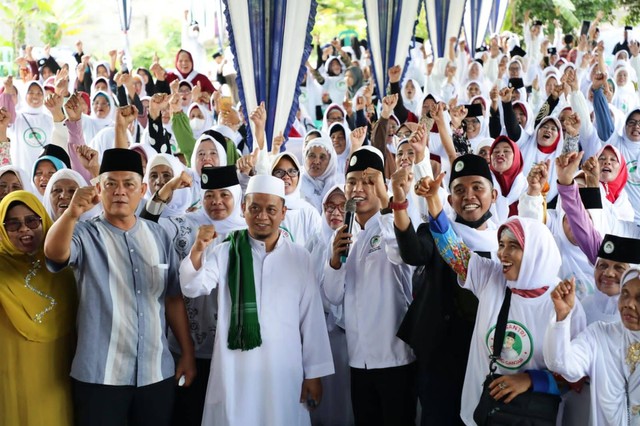 Kegiatan sholawat dan doa bersama yang dipimpin oleh Pimpinan Ponpes Hidaytul Qur'an, Kabupaten Ogan Komering Ilir, Ustaz Kholisen. Foto: Dok. Istimewa