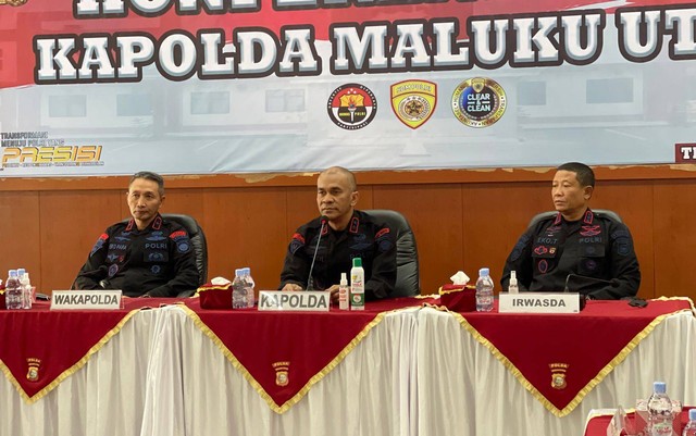 Kapolda Maluku Utara saat memimpin konfrensi pers pengumuman kelulusan casis Sulastri dan Rahima. Foto: Samsul/cermat
