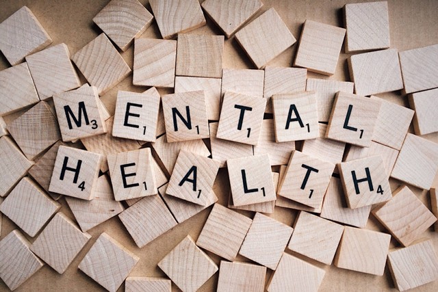 Ilustrasi kesehatan mental (sumber: https://pixabay.com/photos/mental-health-wooden-tiles-2019924/)
