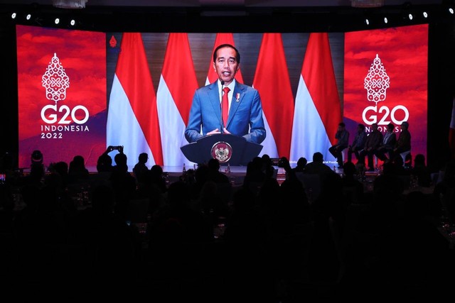 Presiden Jokowi memberi sambutan di rangkaian acara KTT G20 yang digelar di Bali, Senin (14/11/2022). Foto: Aditia Noviansyah/kumparan