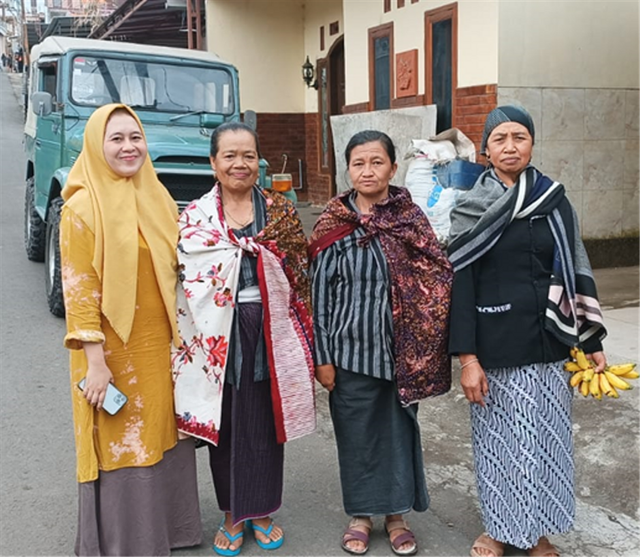 Potret pakaian perempuan paruh baya di Desa Ngadas, Poncokusumo, Kabupaten Malang.