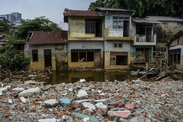 Suasana rumah yang ditinggalkan pemiliknya karena terdampak banjir di lokasi pembebasan lahan proyek normalisasi Kali Ciliwung di Rawajati, Jakarta, Senin (14/11/2022). Foto: Sulthony Hasanuddin/Antara Foto