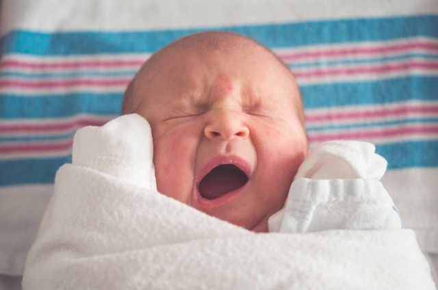 Ilustrasi salah satu tanda bayi tumbuh gigi adalah rewel karena rasa tidak nyaman pada mulutnya. Foto: Unsplash