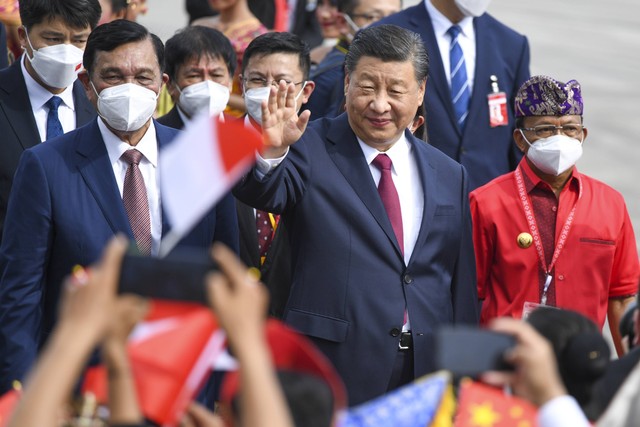 Presiden China Xi Jinping (kedua kanan) didampingi Menteri Koordinator Bidang Maritim dan Investasi yang juga sebagai Ketua Bidang Dukungan Penyelenggaraan Acara G20 Luhut Binsar Pandjaitan (kiri). Foto: M Risyal Hidayat/Antara Foto