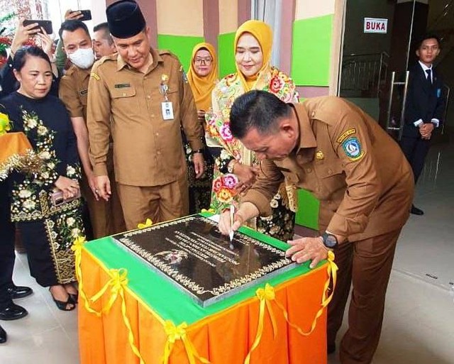 Gubernur Kepri Ansar Ahmad membubuhkan tandatangan di prasasti peresmian Bertuah Edutel milik SMK Negeri 2 Batam. (Foto: ist)