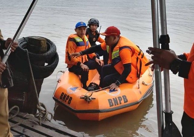 Pencarian terhadap casis Bintara Polri yang tenggelam di Sungai Kapuas. Foto: Dok. BPBD Sekadau