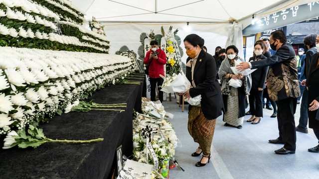 Ketua DPR RI Puan Maharani berbelasungkawa dan mengunjungi lokasi tragedi Itaewon di Seoul. Foto: Twitter/@puanmaharani_ri