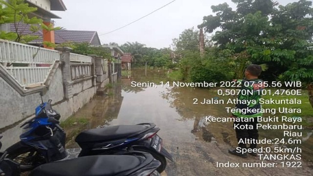 Kompleks Perumahan Athaya digenangi banjir usai hujan deras mengguyur Kota Pekanbaru, Minggu (13/11) malam. (Dok. BPBD Kota Pekanbaru)