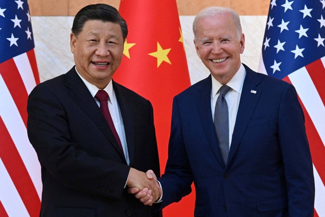 Presiden AS Joe Biden (kanan) dan Presiden China Xi Jinping (kiri) berjabat tangan saat mereka bertemu di sela-sela KTT G20 di Nusa Dua di pulau wisata Bali, Indonesia, pada Senin (14/11/2022). Foto: Saul Loeb/AFP