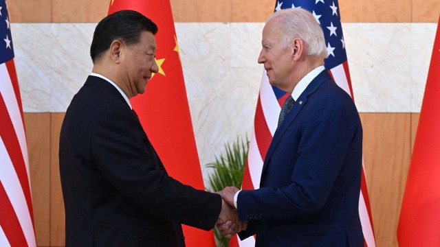 Presiden AS Joe Biden (kanan) dan Presiden China Xi Jinping (kiri) berjabat tangan saat mereka bertemu di sela-sela KTT G20 di Nusa Dua di pulau wisata Bali, Indonesia, pada Senin (14/11/2022). Foto: Saul Loeb/AFP