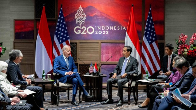 Presiden AS Joe Biden (kiri) dan Presiden Indonesia Joko Widodo (kanan) mengadakan pertemuan di sela-sela KTT G20 di Nusa Dua di pulau resor Indonesia Bali pada Senin (14/11/2022). Foto: Saul Loeb/AFP