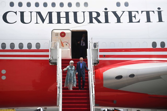 Presiden Turki Recep Tayyip Erdogan (kanan) bersama istri Emine Erdogan berjalan keluar pesawat kepresidenan setibanya di Terminal VVIP I Bandara I Gusti Ngurah Rai Bali, Senin (14/11/2022). Foto: M Risyal Hidayat/Antara Foto 