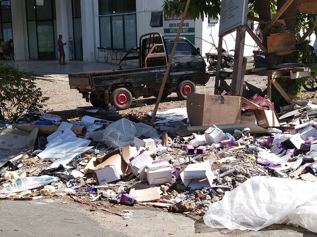 Keterangan foto: Kondisi terkini halaman depan gedung ICU RSUD Lewoleba yang dipenuhi sampah. Foto oleh:Teddi L.