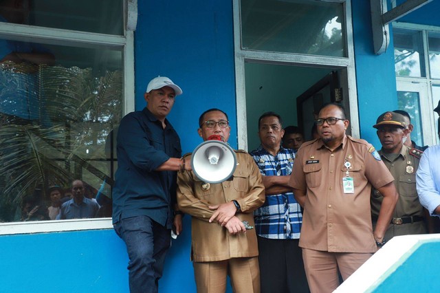 Wali Kota Ternate, M Tauhid Soleman didampingi Sekkot dan sejumlah Dewan Pengawas Perumda Ake Gaale, saat memberi penjelasan ke karyawan Perumda Ake Gaale Kota Ternate. Foto: Istimewa