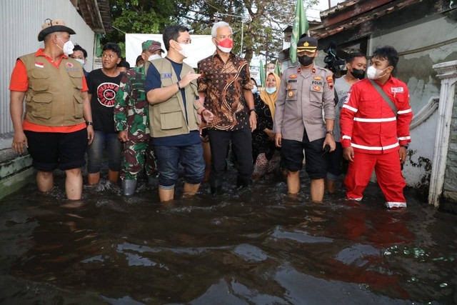 Gubernur Jawa Tengah, Ganjar Pranowo berkunjung ke lokasi banjir rob di Kota Pekalongan, Sabtu (28/5/2022).