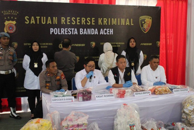 Polresta Banda Aceh menangkap pasangan suami-istri warga Desa Neusok, Kecamatan Darul Imarah, Aceh Besar, karena kedapatan menjual kosmetik ilegal yang mengandung bahan berbahaya. Foto: Dok. Istimewa